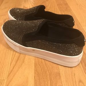 NWT GUESS Cherita flats 😘